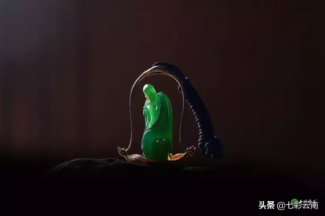 选翡翠当然不能马虎！翡翠代表了你的心