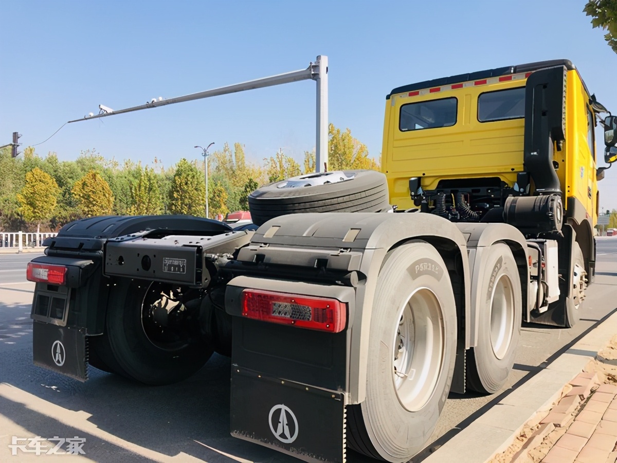北奔重卡牵引车自重多少斤,北奔v3重载版前四后八自卸车