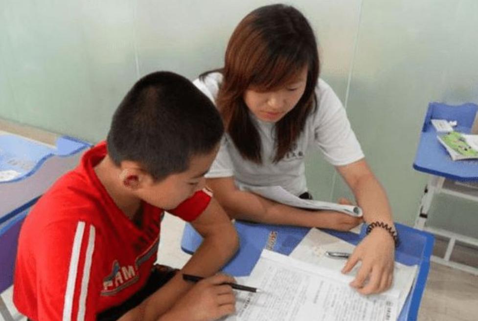 家长不想支付补课费，并向教育局举报，学生开学后悔之晚矣