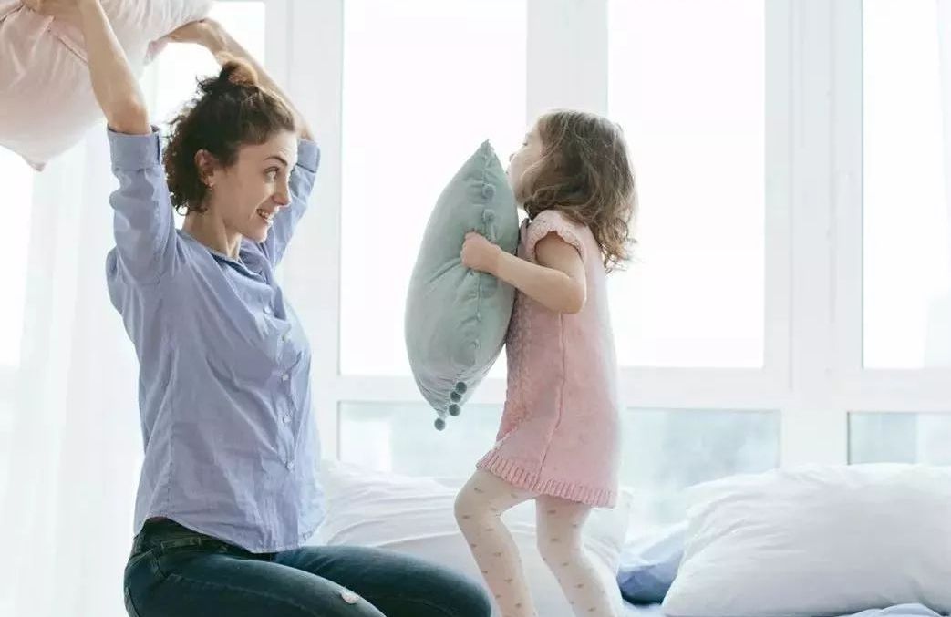 男孩打游戏妈妈喂饭,儿子打游戏妈妈喂饭