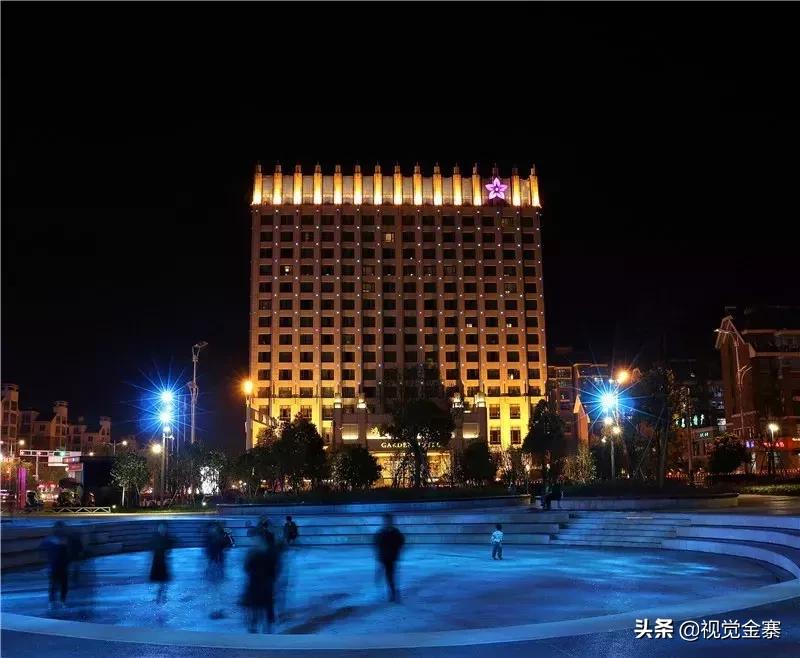 金寨城市夜晚霓虹灯璀璨,金寨山城夜景美景
