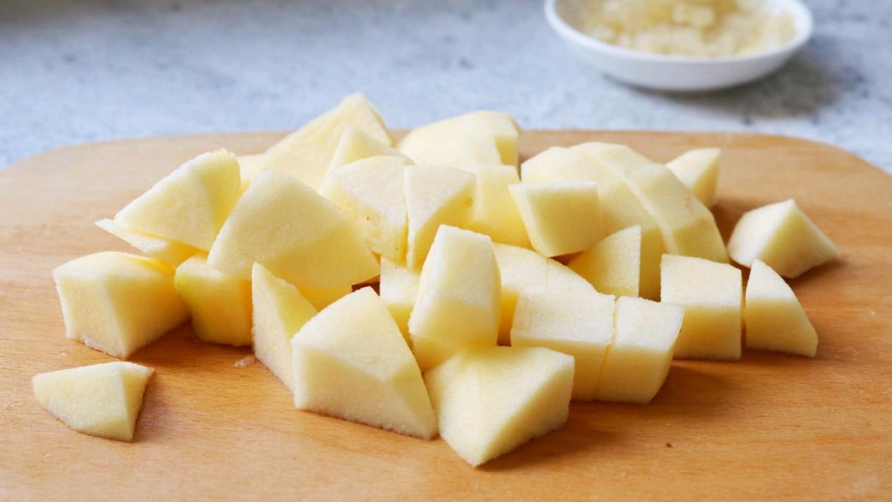 自己做水果糖水，甜甜的味道真好喝，没有添加更健康