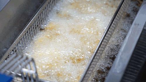 超厚厚厚「黑金汉堡」，想吃嘴要张大大大