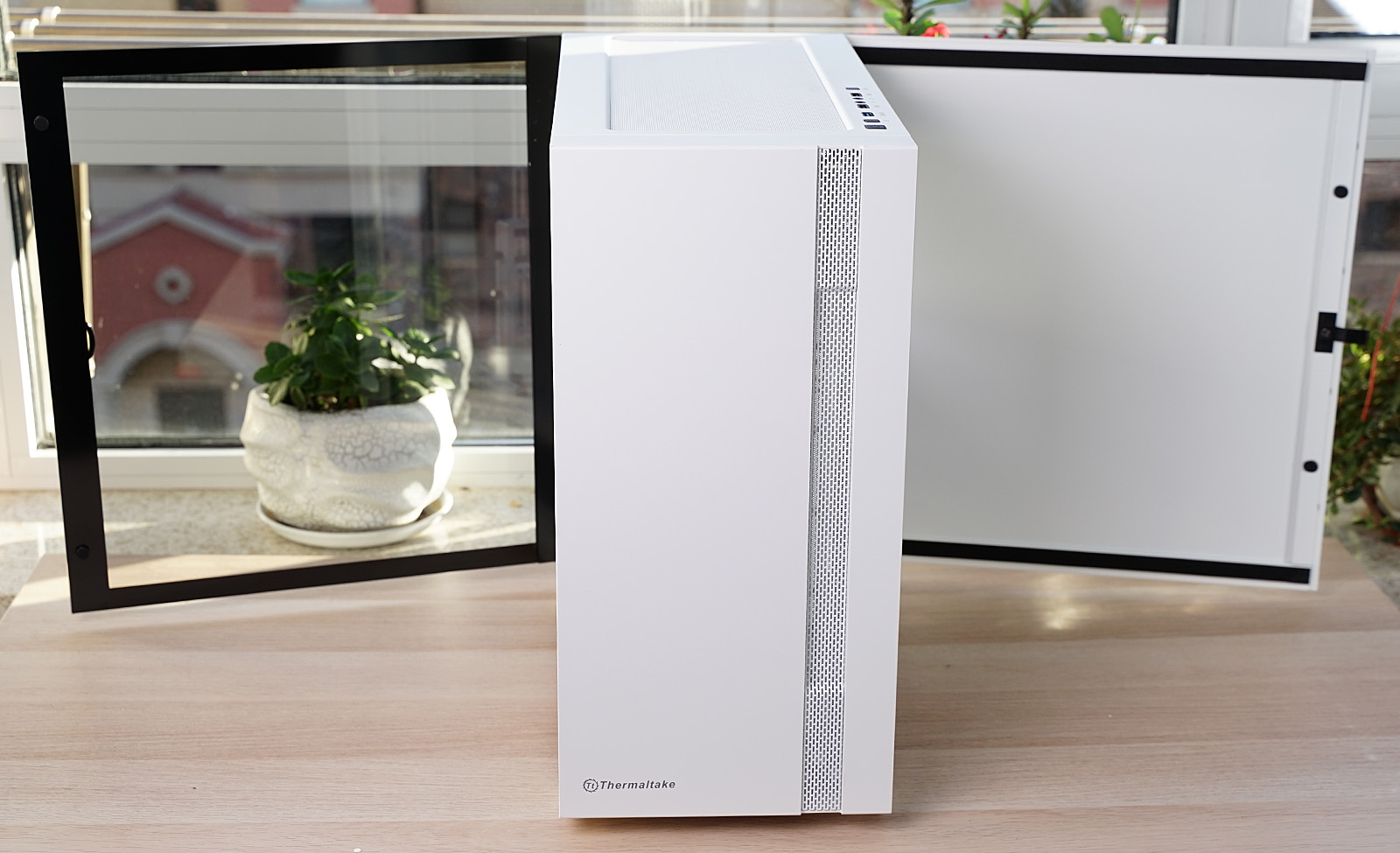 秀桌面：送老婆RGB全家桶PC，钱都花在光效上的感觉真棒