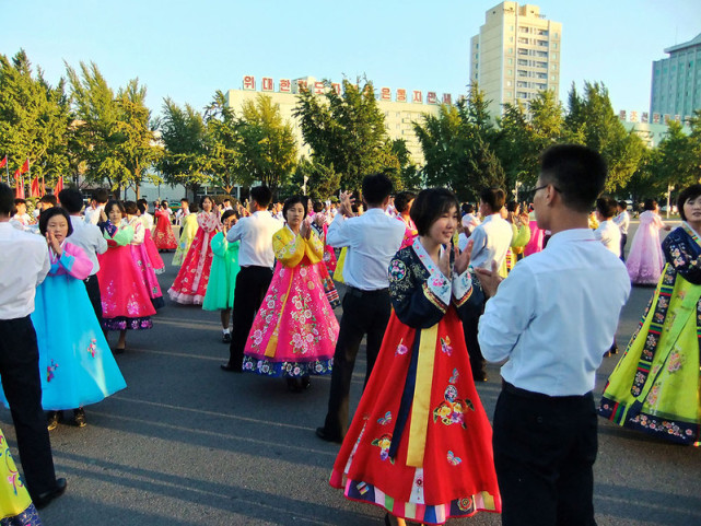 朝鲜民众在国营单位上班,朝鲜人民工作装