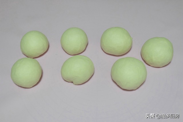 制作松软黄油面包不用太多牛奶,这个面包方子非常好