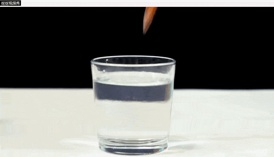 为什么烧滚的水滴入一滴油不会炸，而烧滚的油滴入一滴水会炸？