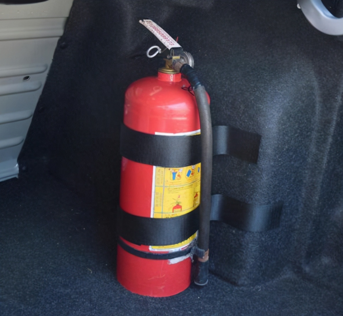 汽车上合法的防身工具有哪些,车上放上这几样防身工具