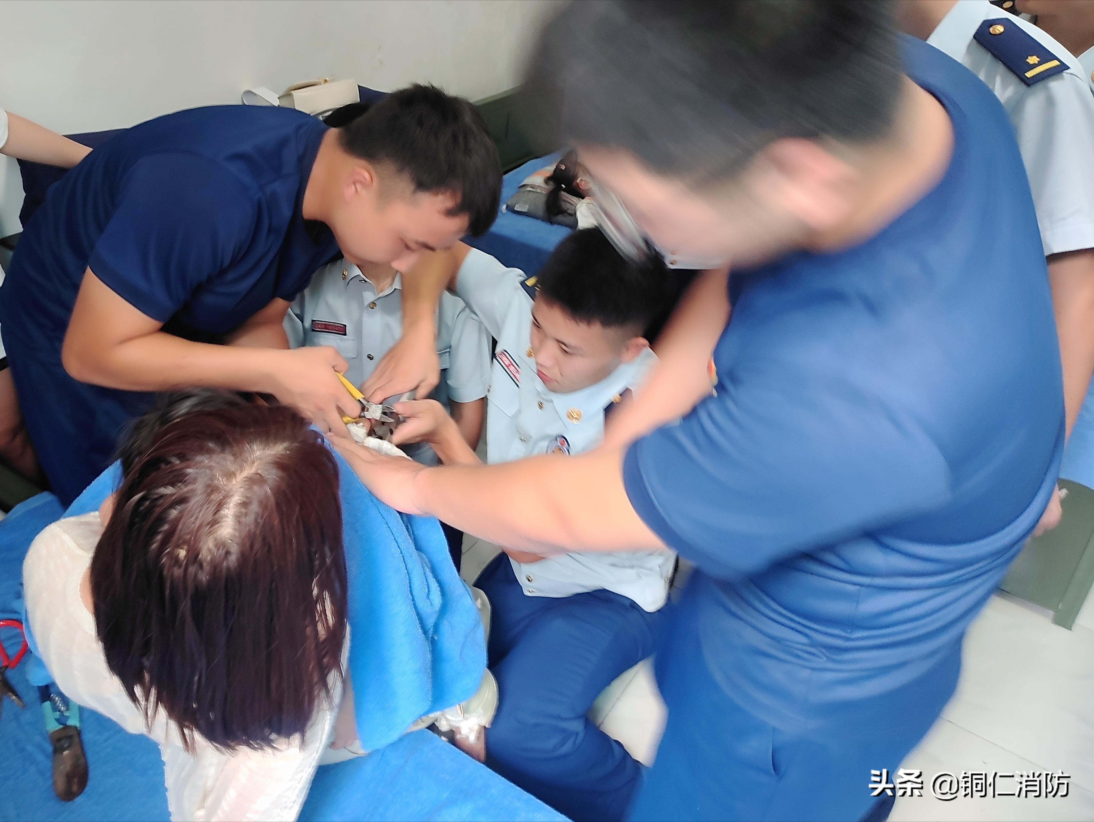 贵州思南：小孩石膏“裤子”切不开，消防员客串“医生”