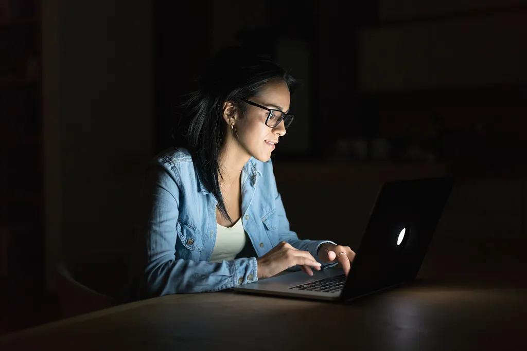 关灯玩手机眼睛长痘痘,关灯玩手机眼睛红