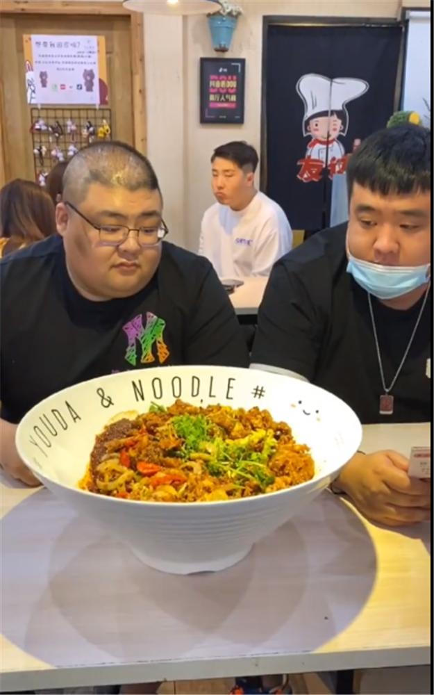 网红“泡泡龙”猝死，撕开普通人内心的隐痛，生活和生命难以平衡