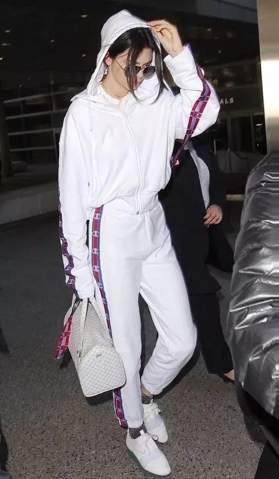 每个人都有冠军梦,冠军champion短袖全是logo