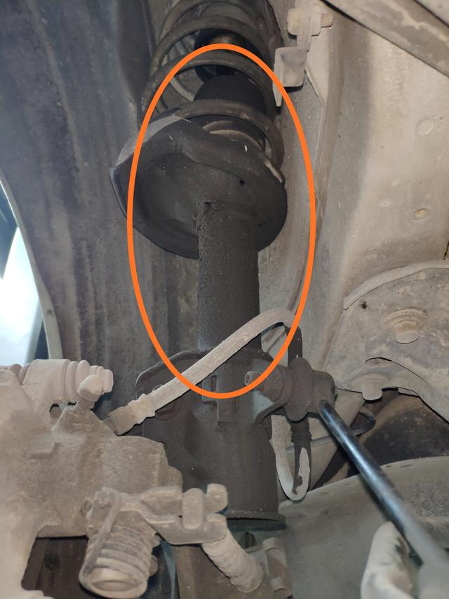 汽车异常振动报警是怎么回事,汽车转弯遇到颠簸路时底盘异响