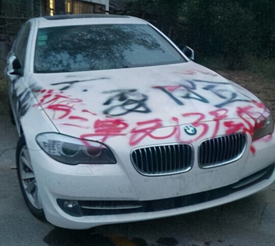 百万豪车被恶意划伤喷漆,百万豪车被划伤