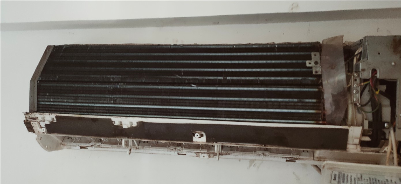 空调左边漏水调整位置后右边漏水,空调漏水外机漏水怎么回事