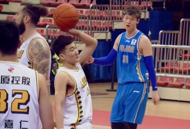 广厦2个违体犯规,单场5犯规