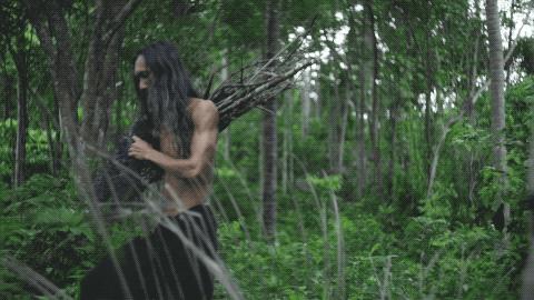 男子投资50万带老婆住山洞,48岁男子卖掉豪宅