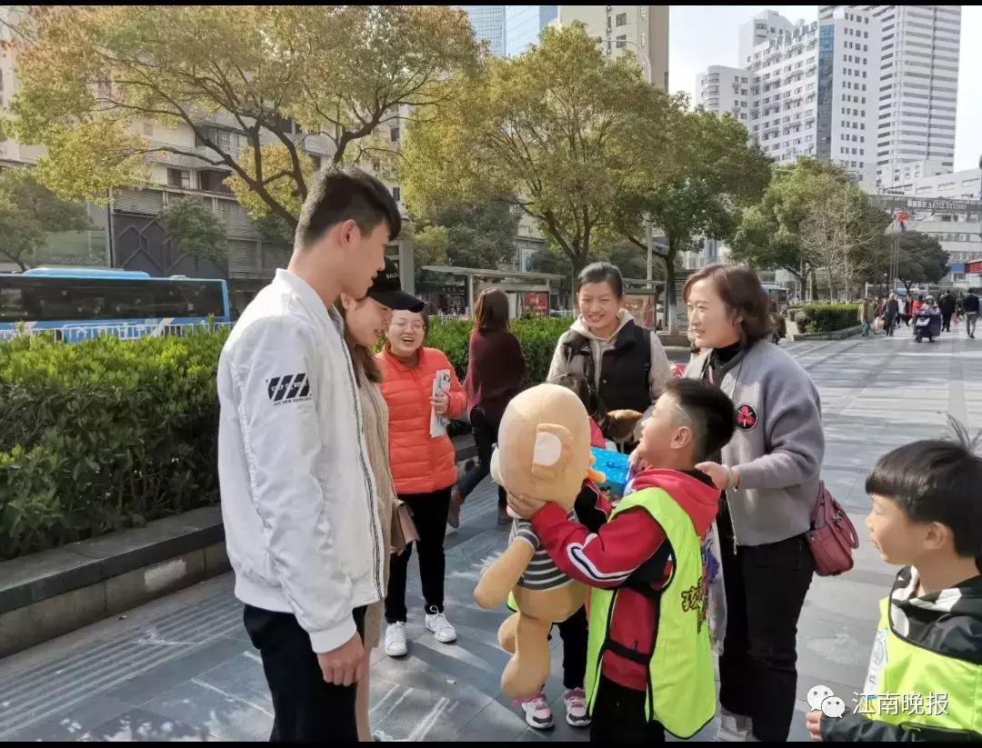 暖！周明珠为脊柱侧弯女孩发起医疗床募集