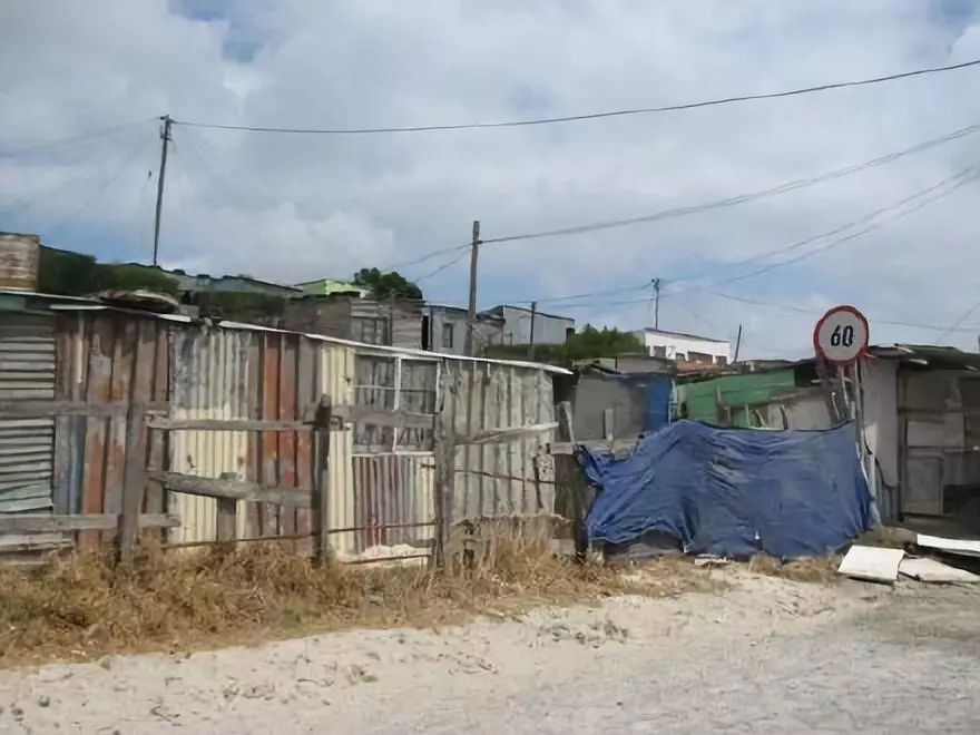 富士康工程师转行生产太阳能背包，年销百万个，照亮非洲贫民窟