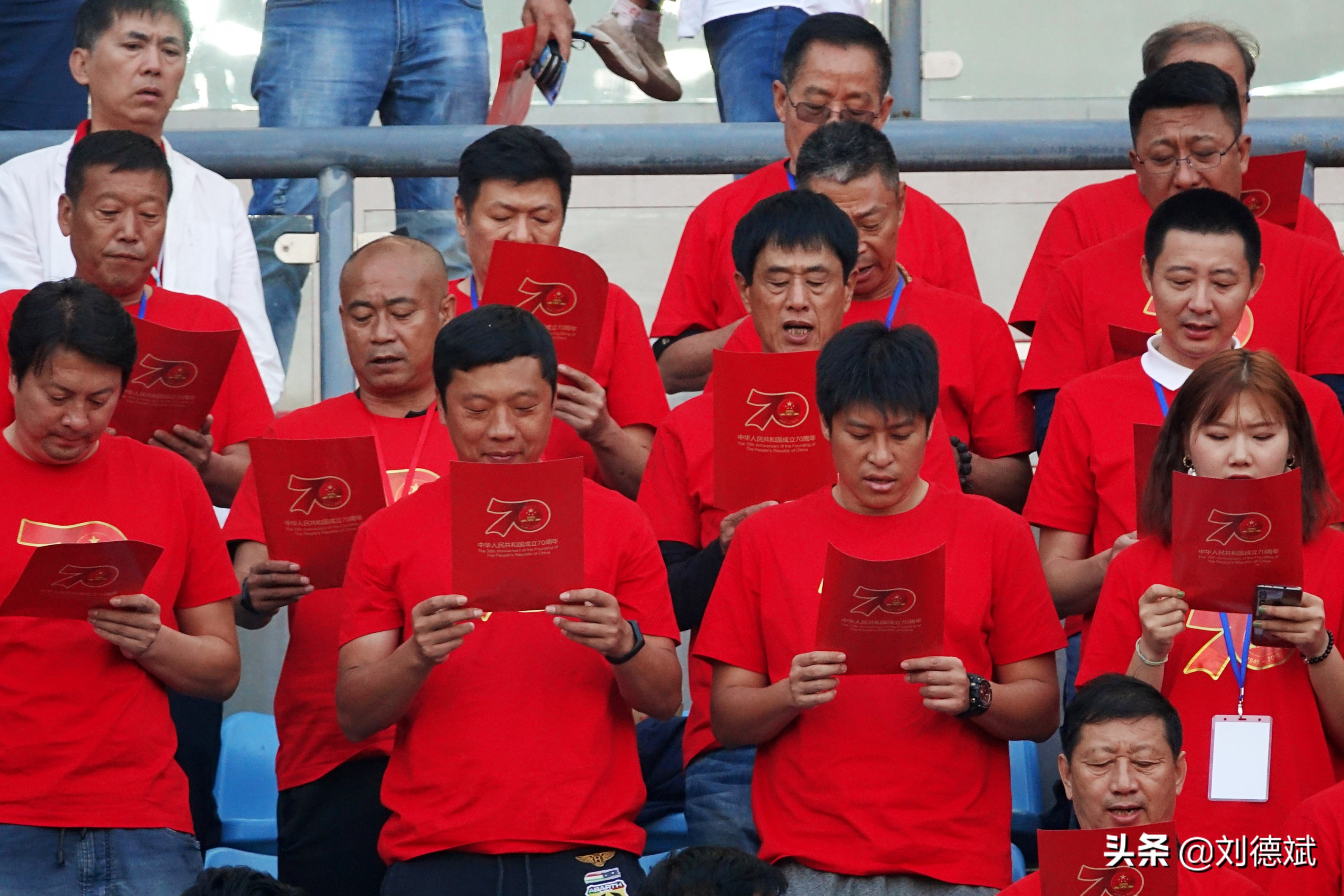 大连球迷唱国歌,大连70名国足助阵