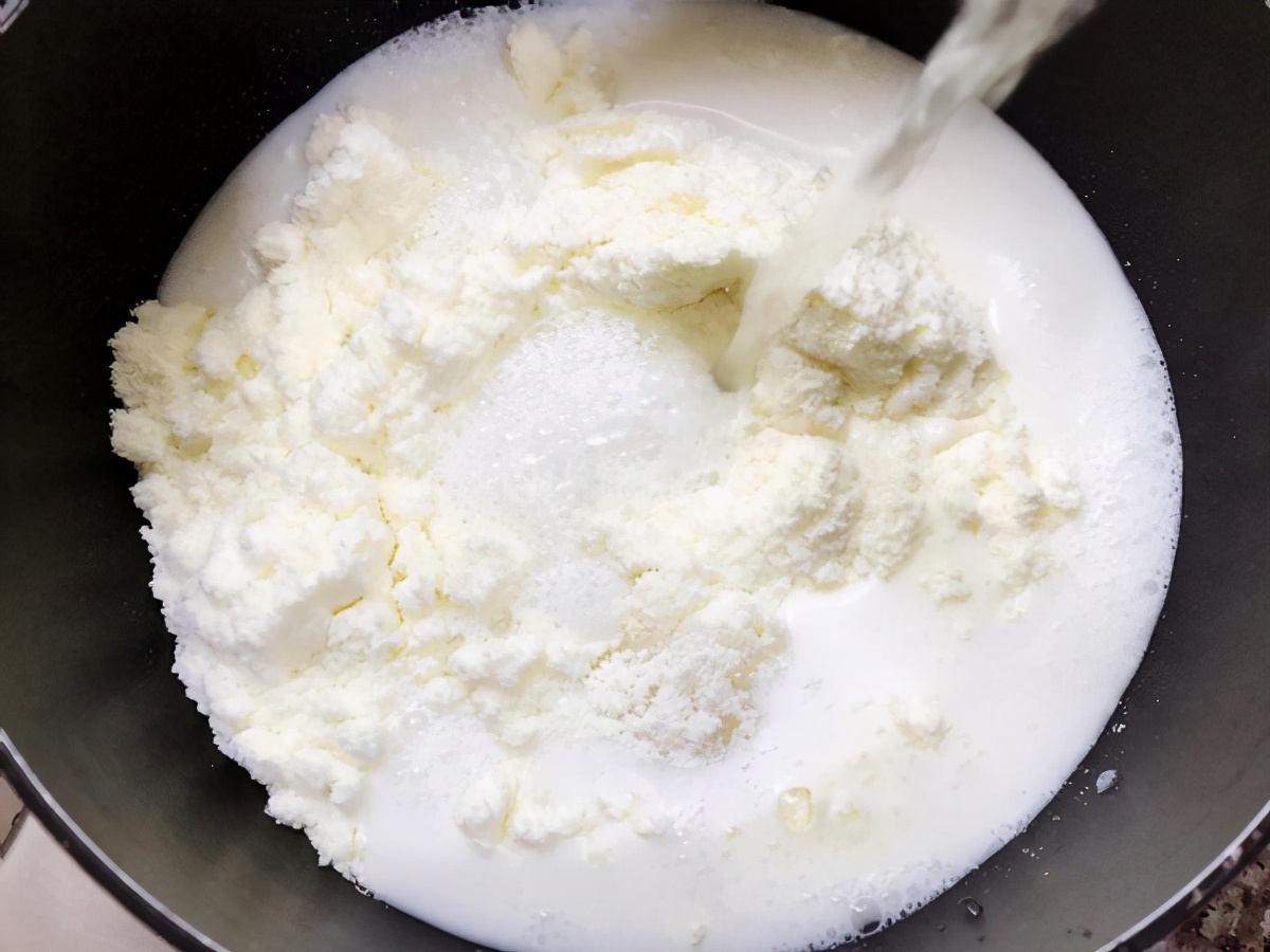 家里喝不完的奶粉，做成酸奶，味道很好，比买的酸奶味道还浓郁