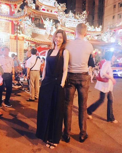 51岁香港才女和小十一岁厨师男友吃雪糕庆生收戒指疑似好事将近