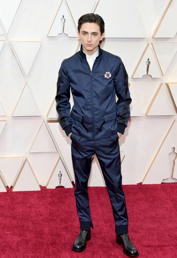 24岁甜茶表情包来袭，穿深蓝色套装，笑容又软又甜