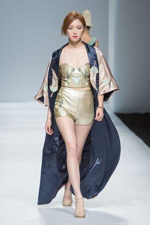 李圣经粉色衣服走秀,李圣经走秀照片