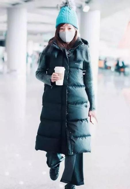 冬天时尚白色羽绒马甲穿搭,时尚百搭高档羽绒马甲穿出气质