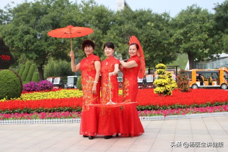 63岁长高4厘米——双膝疼痛度日如年 模特走起如花笑靥