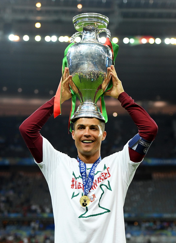 足坛历史前十中锋大罗,马拉多纳和贝利谈c罗大罗