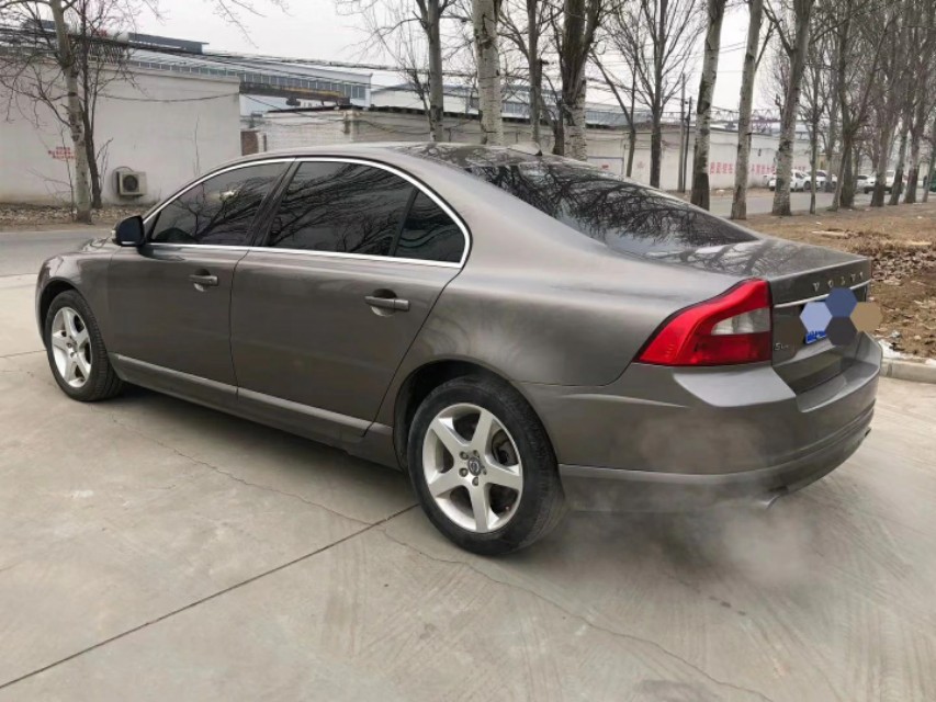 企业倒闭了，老板为了发工资把家里的沃尔沃S80卖了，等着车商来