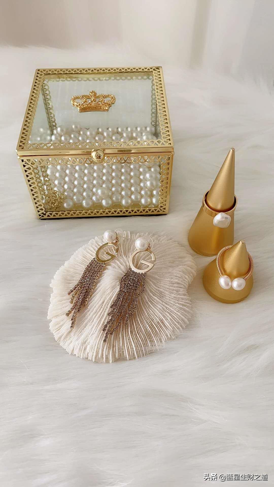 摆摊卖耳饰生意惨淡24年,摆地摊耳环卖18一对贵吗