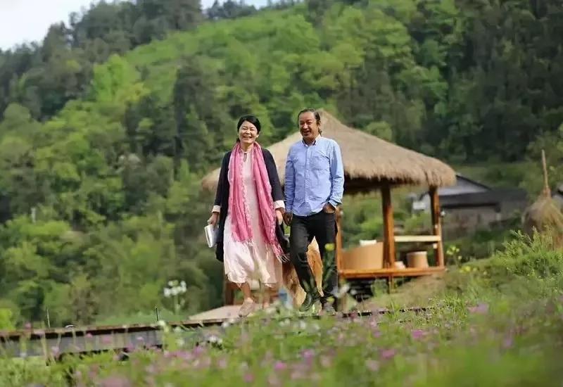 神仙眷侣辞掉高薪工作，爆改废弃山谷，造无边恒温泡池，全景树屋