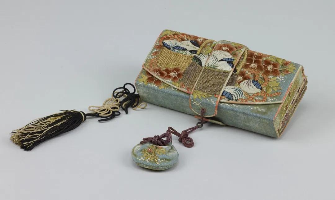 日本小姐姐包包里面都有什么,日本小姐姐随身包都带什么