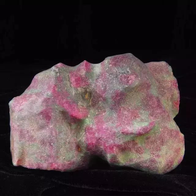 这些石头价值不菲，随便捡到一块妥妥的人生赢家