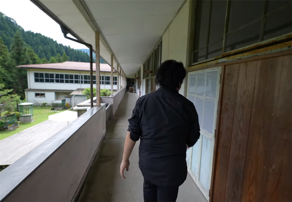 80后小伙回荒废10年农村大学,80后小伙回荒废十年的农村大学