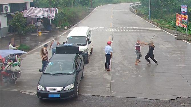 刀和钢管都拿出来了~泸州2名司机当街干架！视频曝光~