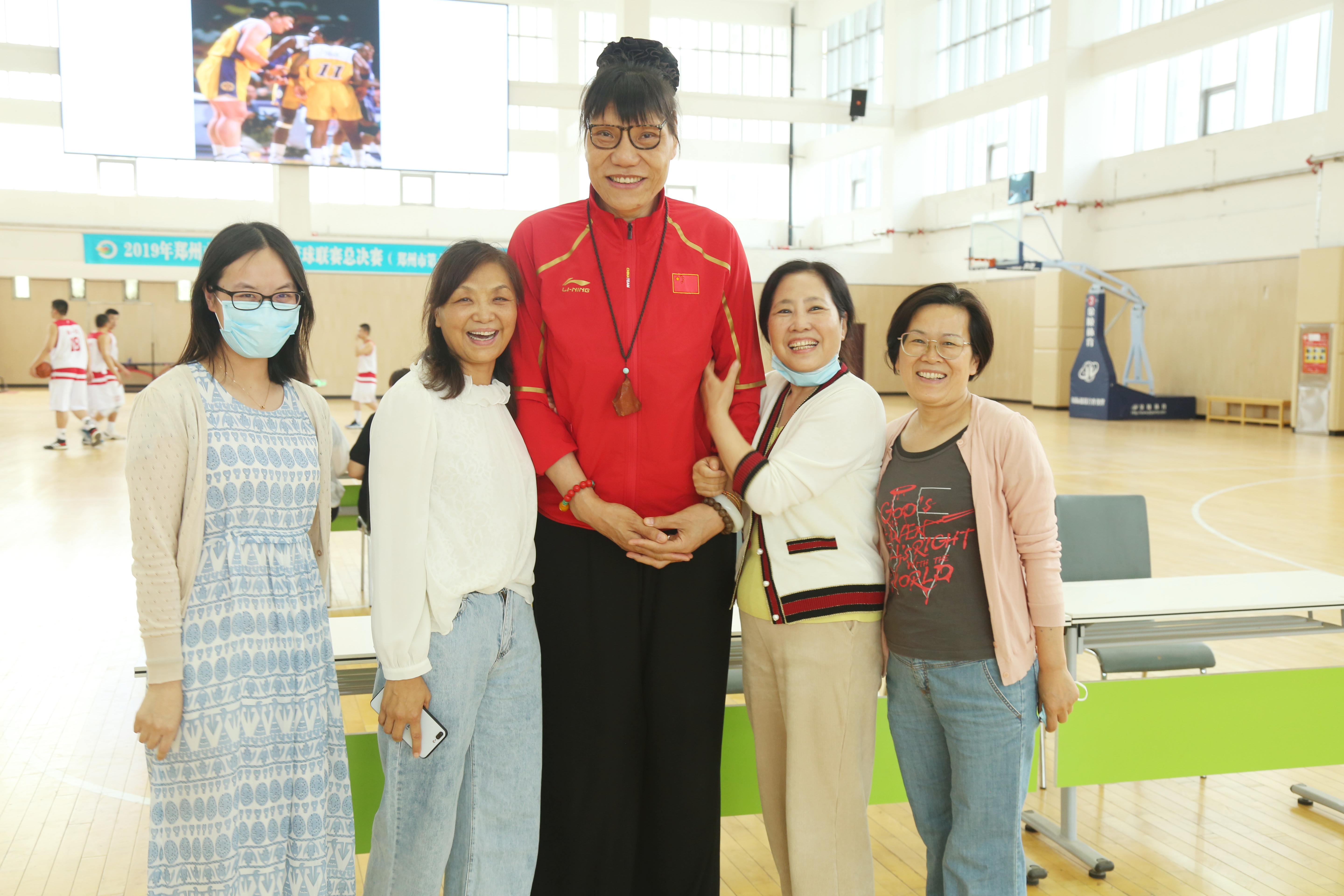 女篮第一中锋郑海霞身高,女篮第一人郑海霞