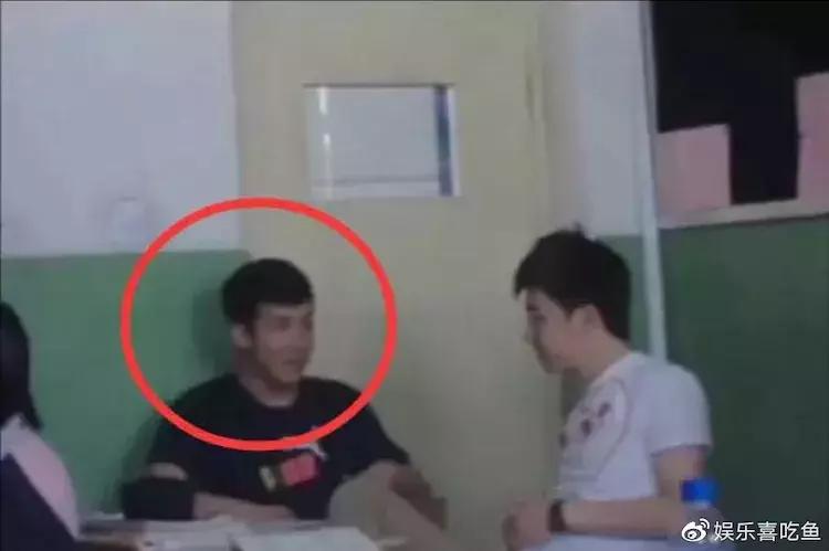 邓伦高中照曝光,眯眯桃花眼果然真校草,谁注意同桌颜值更逆天