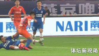 足协杯今晚再现争议判罚！鲁能悍将禁区险遭“踹头”裁判却无视