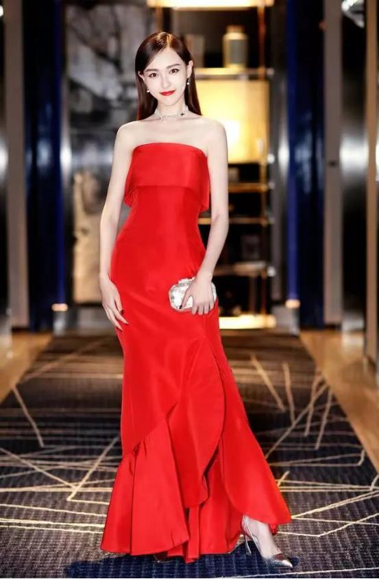 唐嫣越来越奔放了,真空礼服“挖三洞”,奈何无“料”可秀