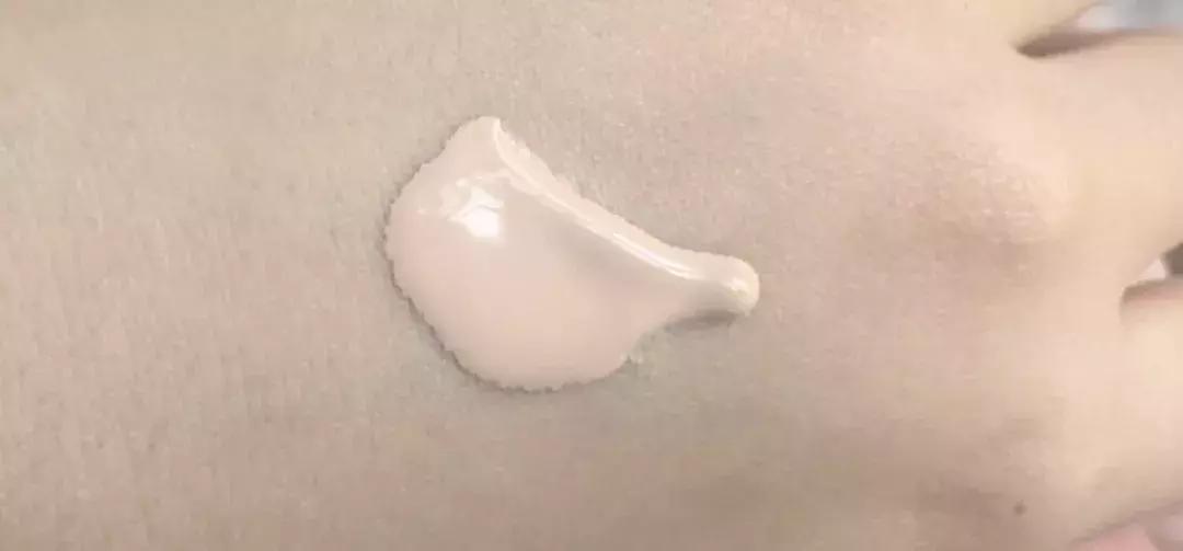 一键磨皮拯救无数卡粉的粉底液,磨皮滤镜粉底液