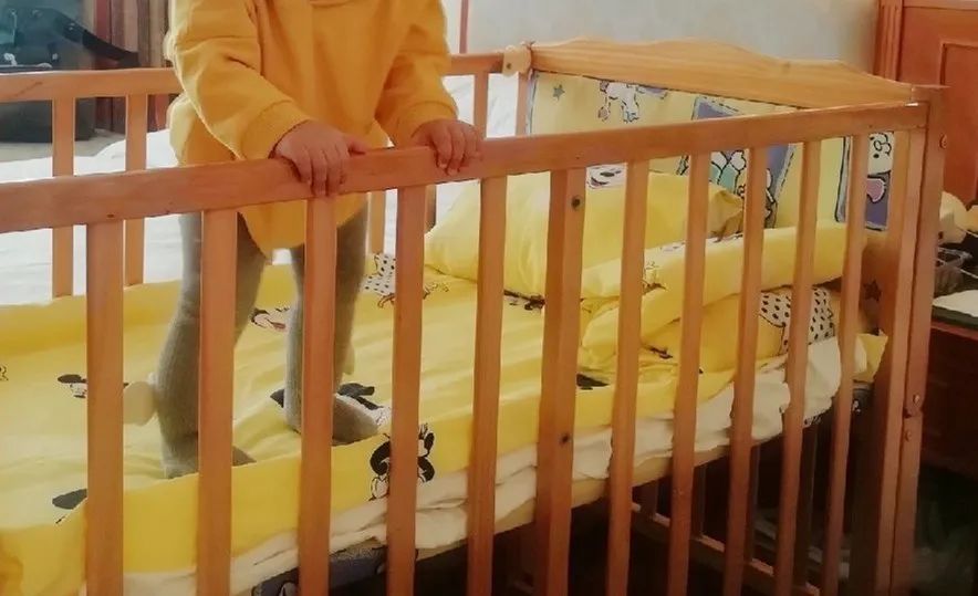 因为我不到三岁，酒店“逼”我打地铺睡