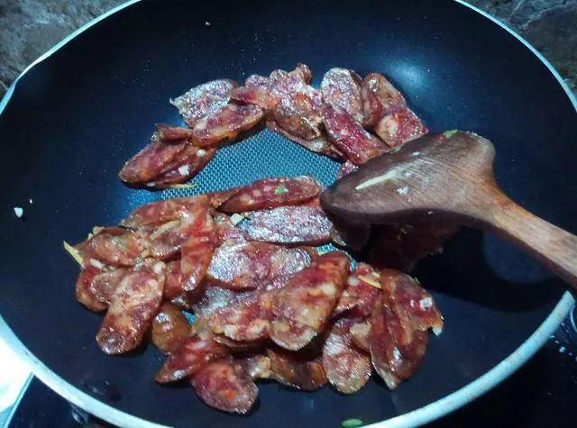 辣椒炒烟熏肠的炒法,青椒炒熏肥肠家常做法