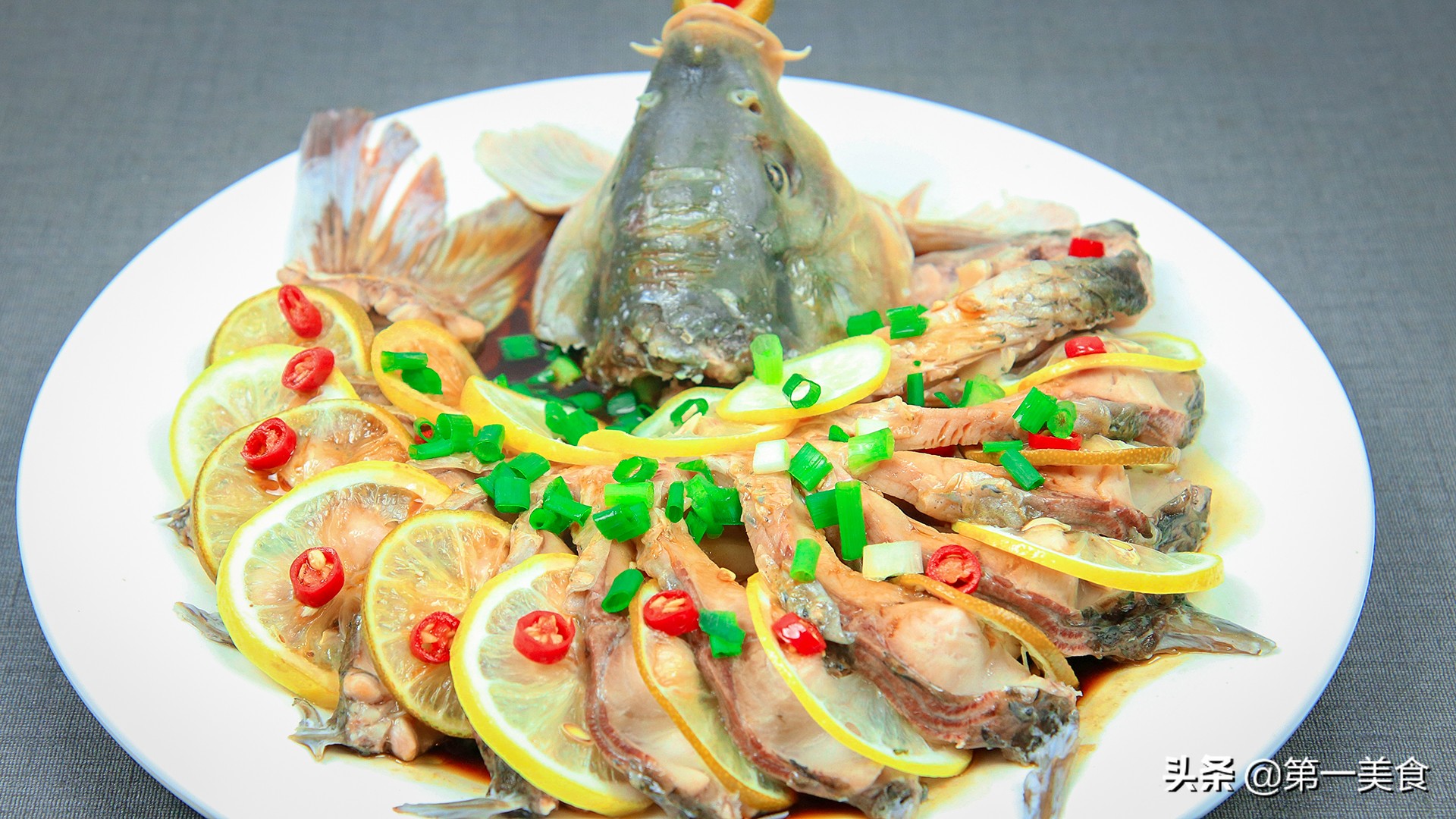 泰式青柠檬清蒸鲈鱼,酸辣爽口的正宗泰式柠檬鱼