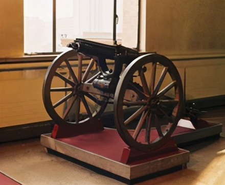 一分钟发射一千发炮弹的装甲车,60毫米迫击炮炮弹运输车