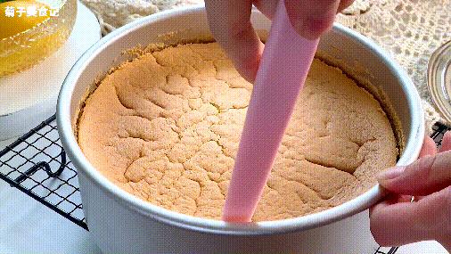 蛋糕烘烤过程中表面开裂原因,古早蛋糕开裂什么原因