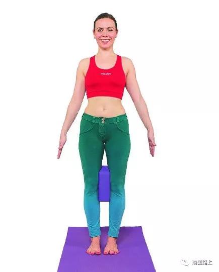 怎样用瑜伽砖矫正xo型腿,瑜伽矫正o型腿