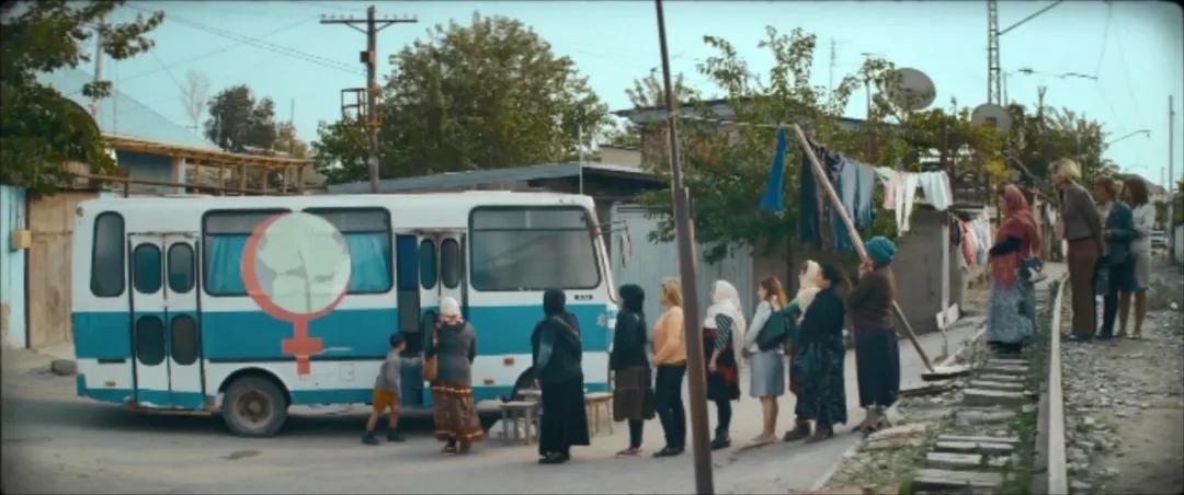 《文胸奇缘》：火车司机拿着文胸到处寻找失主，这影片太不正经了